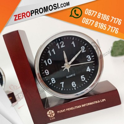 Souvenir Jam Meja Kayu Model L Custom Logo untuk Branding Perusahaan