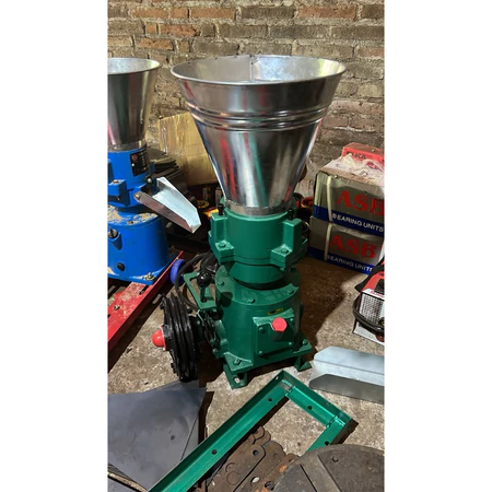 Mesin cetak pellet vertikal 3 roler, Kapasitas 150-200kg Karya Mandiri Blitar