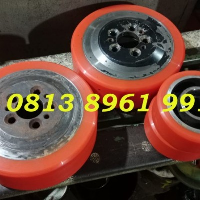 Jual Roda Stacker & Reach Truck Surabaya - Relining Polyurethane Murah Bergaransi